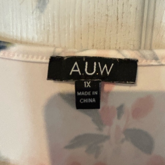 NWOT A.U.W. Floral Design Top With Short Cuffed sleeves with Button Details. - Picture 5 of 5
